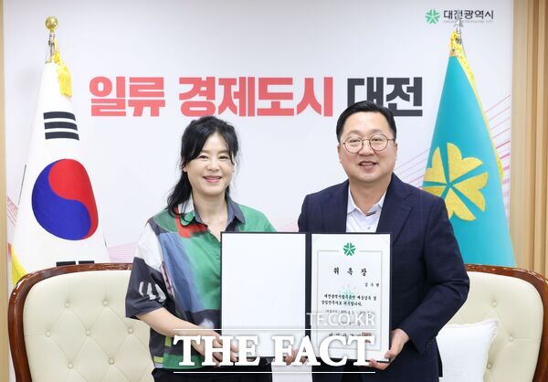 대전시는 5일 대전시립무용단 신임 예술감독 겸 상임안무자로 김수현(63, 사진 왼쪽) 씨를 위촉했다. /대전시