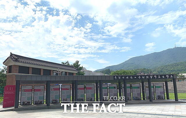 독립기념관 겨레의집 야외 특별전시장에서 이달의 독립운동, 이달의 독립유산을 주제로 특별전시하고 있다./독립기념관