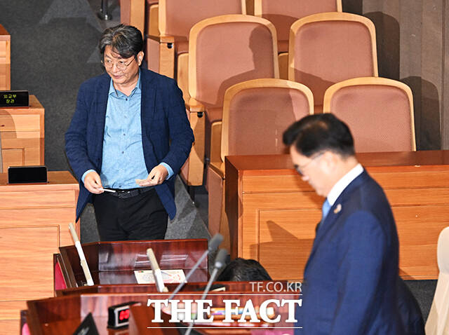 주식 차명 거래 의혹을 받고 있는 이춘석 법사위원장이 5일 오후 서울 여의도 국회에서 열린 본회의에 참석해 방송법 일부개정법률안(대안)에 대한 무제한토론 종결동의의 건 표결에 참여하고 있다. /국회=배정한 기자