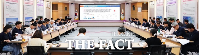 서산시청 대회의실에서 4일 대산공단 산업위기 선제대응지역 지정을 위한 민관합동 실사단 간담회를 갖고 있다. /서산시