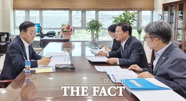 이학수 정읍시장은 지난 7월 31일자로 취임한 김윤덕 국토교통부 장관을 만나 교통망 확충과 미래 성장동력 확보를 위한 핵심 사업 5건에 대해 국비 지원을 요청했다. / 정읍시