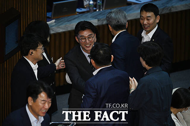 노종면 더불어민주당 의원이 5일 오후 서울 여의도 국회에서 열린 본회의에 참석해 무제한 토론을 마치고 동료 의원들의 격려를 받고 있다. /국회=박헌우 기자