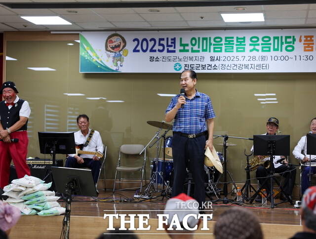 진도군이 품바 명인을 초청해 어르신들을 대상으로 공연을 하고 있다./진도군