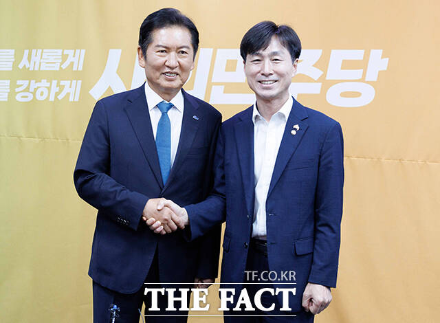 정청래 더불어민주당 신임 대표가 5일 오후 서울 여의도 국회에서 한창민 사회민주당 대표를 예방해 기념촬영을 하고 있다. /국회=박헌우 기자