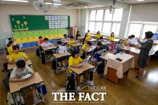 수업 중 학생들의 휴대전화 등 스마트기기 사용을 제한하는 초·중등교육법 개정안이 8월 중 국회 본회의를 통과할 전망이다. 사진은 서울 동작구 한 초등학교. / 장윤석 기자