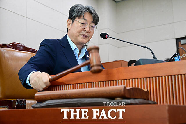 민주당이 그간 김건희 여사의 도이치모터스 주가조작 의혹을 끈질기게 파고든 전례를 고려할 때, 이번 사안은 내로남불 프레임으로 되돌아올 개연성이 크다. 지난 1일 법사위 전체회의에서 이 의원의 모습. /남윤호 기자