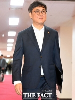  국무회의장 들어서는 최휘영 문화체육관광부 장관 [포토]