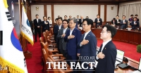  국기에 대한 경례하는 김민석 총리와 국무위원들 [포토]