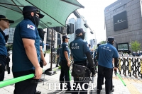  '신세계 본점 폭파' 테러글에 주변 통제 [포토]