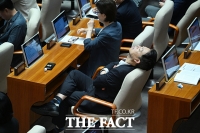  무제한토론에 피곤한 김영호 의원 [포토]