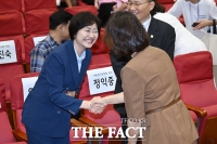  악수하는 이스란 1차관 [포토]