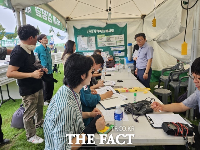 6일 ‘2025 전주가맥축제’를 하루 앞두고 전북도, 전주시, 경찰, 소방, 민간전문가 등이 참여하는 현장 안전점검이 진행됐다. /전주시