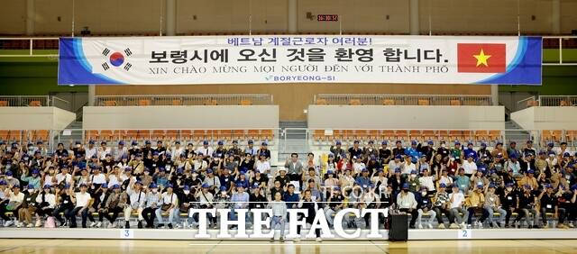 보령시가 어촌 인력난을 해소하기 위해 외국인 계절근로자를 투입하는 가운데 외국인 근로자 입국 환영식을 개최하고 있다. /보령시