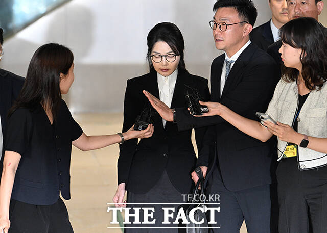 자본시장법 위반 등 혐의를 받는 김건희 씨가 6일 오후 서울 종로구 KT광화문빌딩 웨스트에 마련된 민중기 특검 사무실에서 조사를 마치고 특검 사무실을 나서고 있다. /박헌우 기자