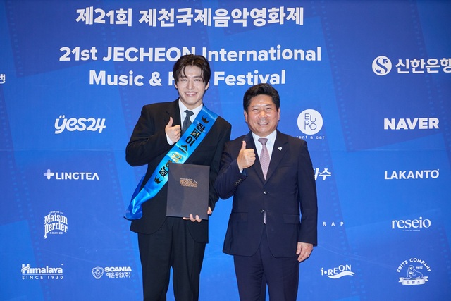 제21회 제천국제음악영화제 홍보대사 및 배우 강하늘(왼쪽)과 김창규 이사장 및 제천시장이 6일 오후 2시 서울 중구 CGV 명동역 씨네라이브러리에서 열린 제21회 제천국제음악영화제 기자간담회에 참석해 포즈를 취하고 있다. 이날 강하늘은 홍보대사를 맡게 된 비하인드를 전해 눈길을 끌었다. /제천국제음악영화제