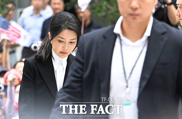 김 여사는 이날 조사 예정 시간보다 10분 늦은 10시10분께 특검팀 사무실이 위치한 서울 종로구 KT광화문빌딩 웨스트에 도착했다. 차에서 내린 김 여사는 굳은 표정을 하고 고개를 떨군 채 건물로 들어갔다. /박헌우 기자