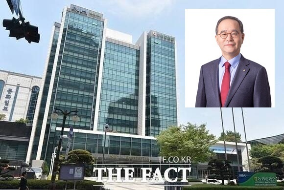 이재명 대통령이 최근 금융권에 이자 장사에 매달리지 말라고 공개 경고한 가운데 상반기 농협금융은 뜻밖의 성적표를 냈다. 왼쪽 위 작은 사진은 이찬우 농협금융 회장. /더팩트 DB·NH농협금융