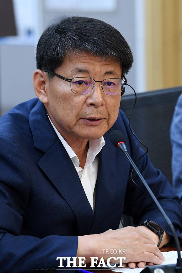 정청래 더불어민주당 대표가 대표 몫 지명직 최고위원에 3선의 서삼석 의원을 지명했다. 전당대회 당시 약속했던 평당원 최고위원 선출 절차도 본격 가동된다. 서 의원이 지난 2023년 국회에서 열린 독일과 한국의 기후에너지정책 간담회에서 발언하는 모습. /남용희 기자