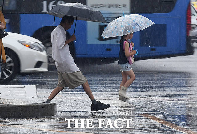 6일 경기 동두천과 강원 철원 등에 호우특보가 발효된 가운데, 전국 대부분 지역에 돌풍과 함께 천둥·번개를 동반한 많은 비가 내리고 있다. 집중호우로 발생한 이재민은 3049명, 공공·사유시설피해는 320건으로 집계됐다. /더팩트 DB