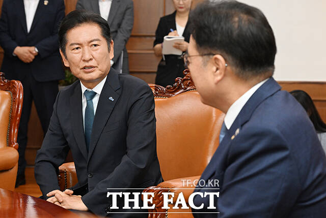 정청래 더불어민주당 대표는 주식 차명거래 의혹으로 탈당한 이춘석 의원에 대해 당규에 따라 제명하겠다는 입장을 밝혔다. 사진은 5일 정 대표가 우원식 국회의장을 예방한 모습. /박헌우 기자