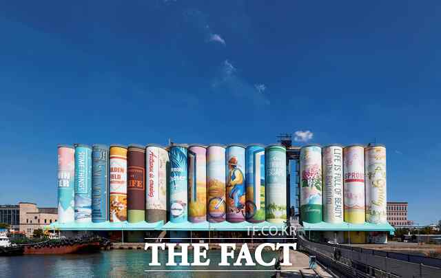 2018년 9월 20일 인천 내항 7부두의 곡물저장시설 사일로(Silo)가 세계에서 가장 큰 야외 벽화라는 타이틀로 기네스북에 등재됐다. /인천시