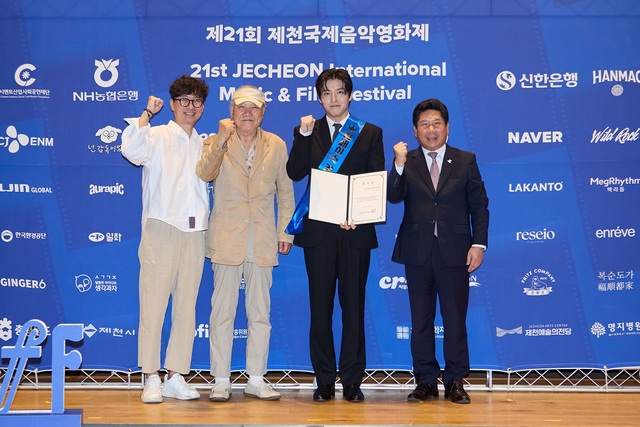 장항준 집행위원장, 이장호 조직위원장, 홍보대사 및 배우 강하늘, 김창규 이사장 및 제천시장(왼쪽부터)이 6일 오후 2시 서울 중구 CGV 명동역 씨네라이브러리에서 열린 제21회 제천국제음악영화제 기자간담회에 참석해 포즈를 취하고 있다. /제천국제음악영화제