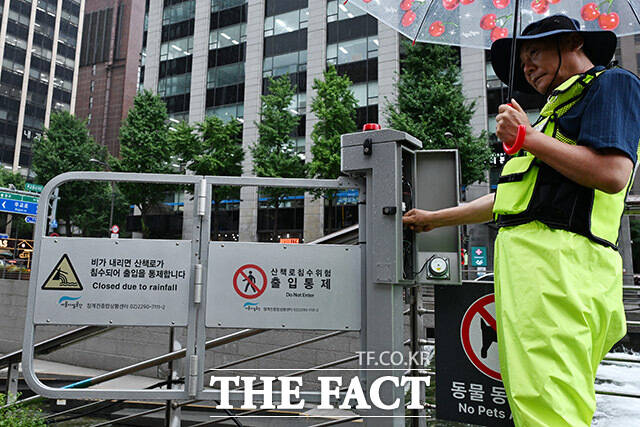 통제되는 청계천 산책로.