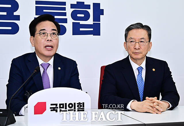 송언석 국민의힘 비상대책위원장 겸 원내대표(왼쪽)가 6일 오후 서울 여의도 국회에서 정성호 법무부 장관을 접견하며 인사말을 하고 있다. /국회=배정한 기자