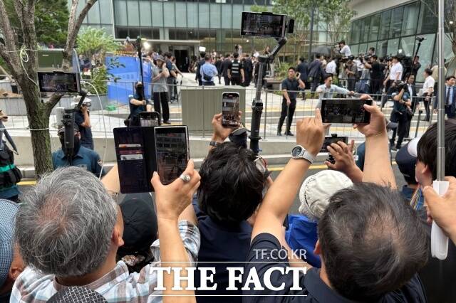 김건희 여사 특검 조사가 시작된 6일 경찰과 취재진, 시민들이 서울 광화문 KT웨스트 빌딩 앞에 뒤섞였다./김형준 기자