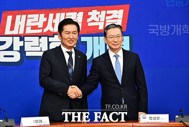 정청래 더불어민주당 대표(왼쪽)가 6일 오전 서울 여의도 국회에서 정성호 법무부 장관을 접견하며 기념사진 촬영을 하고 있다. /국회=배정한 기자