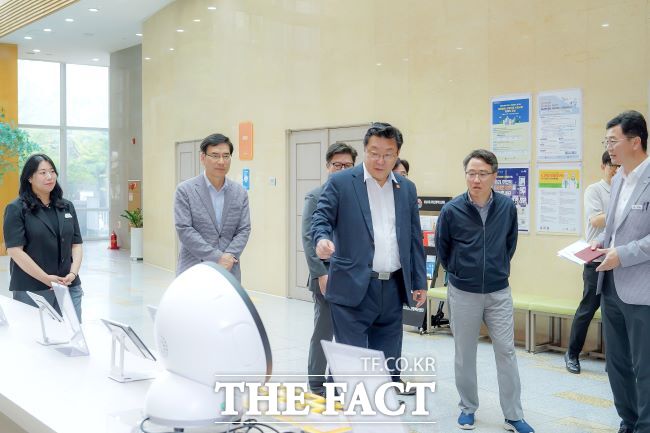 저출산고령사회위원회 주형환 부위원장(가운데)과 관계자들이 성남시니어산업혁신센터를 방문하고 있다. /성남시