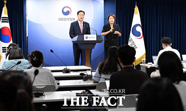 매년 광복절을 앞두고 특별사면이라는 주제는 정국의 중심 이슈로 떠오른다. 대통령의 고유 권한인 사면권은 국민통합이라는 명분 아래 행사되지만, 정치적 거래와 자의적 결정이라는 비판이 따라붙는다. 올해도 사면 대상과 범위를 둘러싼 논란이 반복되며 사면권이 정쟁의 도구로 전락했다는 회의론이 고개를 들고 있다. 사진은 지난해 8월 박성재 전 법무부 장관이 2024년 광복절 특별사면과 관련한 브리핑을 하고 있는 모습. /임영무 기자