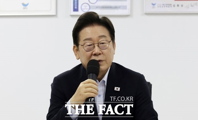 지난달 25일 경기 시흥시 SPC삼립 시화공장을 방문한 이재명 대통령이 발언하고 있다. /뉴시스