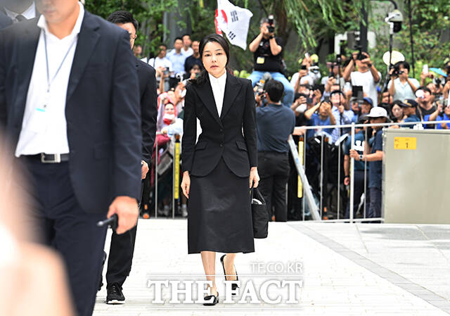 자본시장법 위반 등 혐의를 받는 김건희 씨가 6일 오전 서울 종로구 KT광화문빌딩 웨스트에 마련된 민중기 특검 사무실에 출석하고 있다. /박헌우 기자