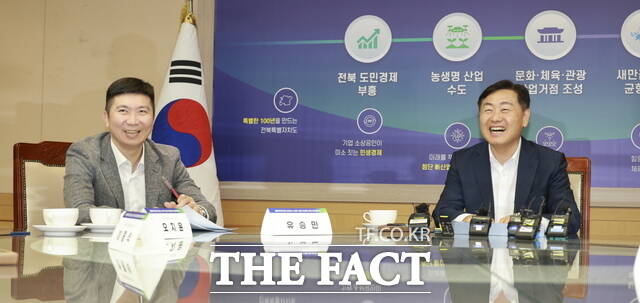 6일 전북도청에서 김관영 전북도지사(오른쪽)가 유승민 대한체육회장 등과 올림픽데이런 2025 in 전주의 성공적 개최를 위한 상호협력 업무협약(MOU)에 앞서 사전 환담을 갖고 있다. /전북도