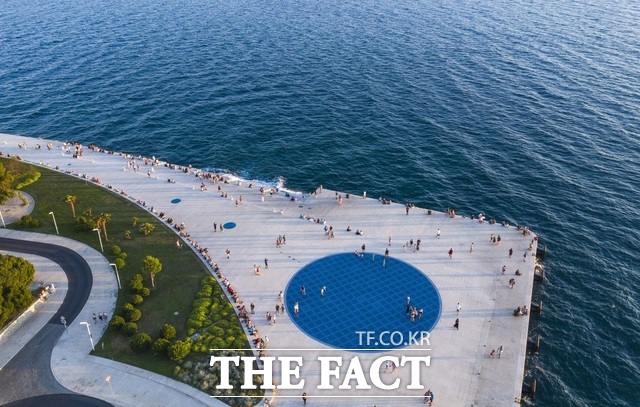 지난 2005년 건축가 니콜라 바시치가 자다르의 아드리아 해안을 따라 설치한 바다 오르간과 태양의 인사 수변공간에서 시민과 관광객이 휴식을 즐기고 있다. /크로아티아 관광청