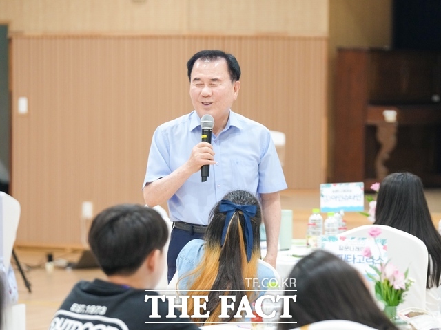 6일 충남과학고서 열린 ‘질문 나래마당’에서 김지철 교육감이 학생들의 질문에 답변하고 있다. /충남교육청