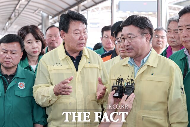 윤호중 행안부 장관이 지난달 20일 수해 현장인 당진전통시장을 방문했다. /당진시