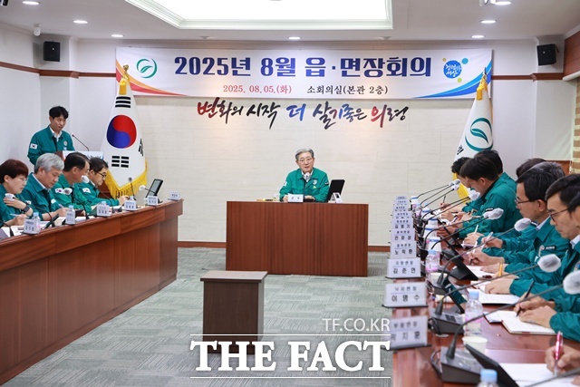 오태완 의령군수가 읍면장회의를 주재한 자리에서 소비 쿠폰 수혜 누락이 발생하지 않도록 찾아가는 신청 서비스를 운영해 달라고 했다. /의령군