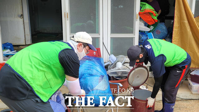 한국농수산식품유통공사(aT) 직원들이 무안군 집중호우 피해 농가를 찾아 수해 복구 활동을 하고 있다./aT