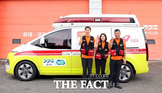 새 생명이 탄생한 구급차와 구급대원들. 오른쪽부터 이종우 소방위, 송림 소방장, 허진영 소방사 /광명소방서