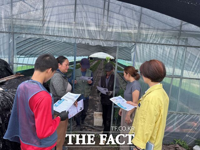 곡성군 관계자들이 외국인 근로자 보호를 위한 불시점검을 실시하고 있다. /곡성군