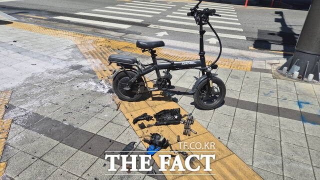 화재로 손괴된 전기자전거의 모습./천안서북소방서