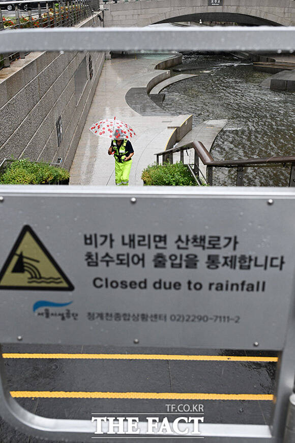 혹시 남아있는 사람이 있을까 확인하는 관계자.