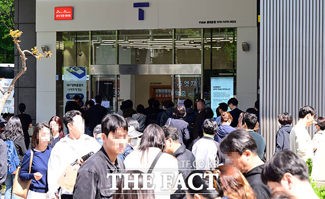 지난 4월 서울 광화문 T월드 대리점 앞에서 유심 교체를 하려는 고객들이 줄을 길게 서 있다. /임영무 기자
