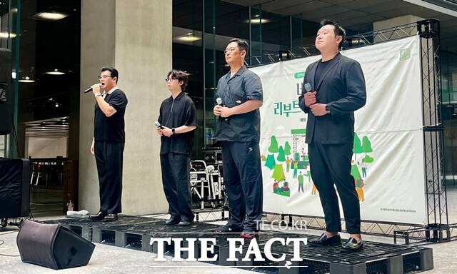 시흥시립예술단이 6일 오후 경기 성남시 네이버 제2사옥 1784 1층 광장에서 공연을 하고 있다. /조소현 기자