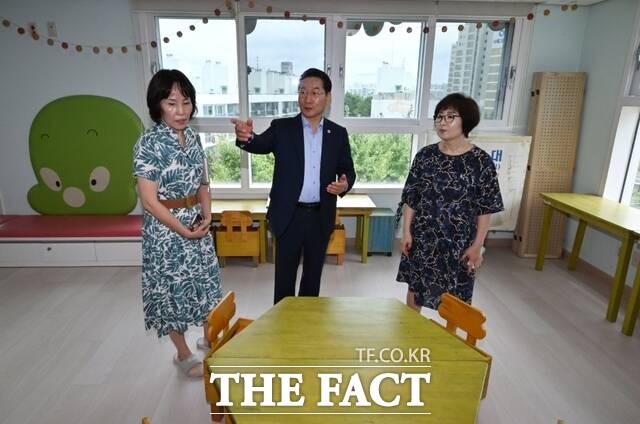 유정복 인천시장(가운데)이 6일 연수구 동심원에서 폭염대비 거주시설 환경 점검을 하고 있다./인천시