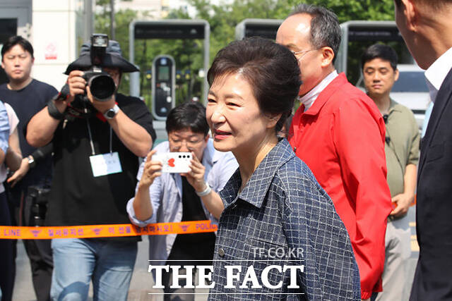 문재인 전 대통령은 임기 말인 2021년 12월 박근혜 전 대통령을 신년 특별사면 대상에 포함했다. 건강 상태와 국민통합을 고려한 결정이라고 밝혔지만, 당시에도 적폐 청산을 기조로 출범했던 문재인 정부의 방향성과 충돌한다는 지적이 제기됐다. 촛불 민심에 대한 배신이라는 평가도 나왔다. 박 전 대통령이 지난 대선 당시 사전투표를 하기 위해 투표소로 들어서는 모습. /뉴시스