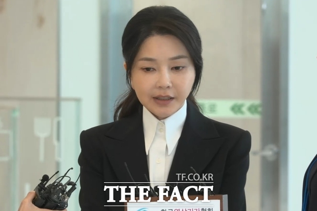 자본시장법 위반 등 혐의를 받는 김건희 씨가 6일 오전 서울 종로구 KT광화문빌딩 웨스트에 마련된 민중기 특검 사무실에 출석해 입장을 밝히고 있다./ 인터넷언론영상풀단