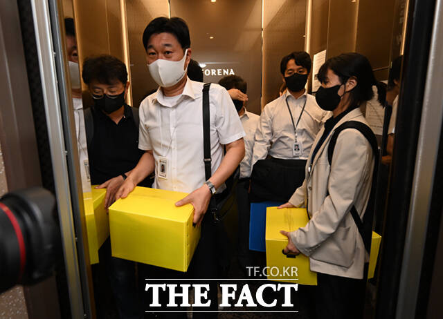 민주당은 이 대표가 김건희 특검의 수사를 받고 있다는 점이 예방 제외의 배경이 됐다고 설명했다. 김건희 여사 관련 각종 의혹을 수사하는 김건희 특검팀(특별검사 민중기)이 지난달 28일 서울 노원구 상계동 이준석 개혁신당 대표 자택에서 압수수색을 마친 뒤 압수품을 옮기고 있다. /이새롬 기자